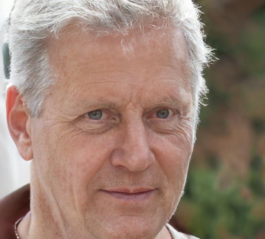 Ritratto professionale di Luca Santoro, esperto normative e sicurezza nel settore estetico